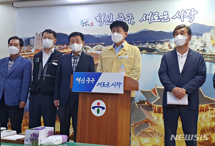 [울산=뉴시스] 구미현 기자 = 박태완 울산 중구청장과 중구지역 단체장들은 1일 중구청 프레스센터에서 기자회견을 열고 "신세계는 혁신도시 부지 상업시설에 대한 구체적인 시설 계획을 내라"고 촉구했다. 2021.10.01. gorgeouskoo@newsis.com 