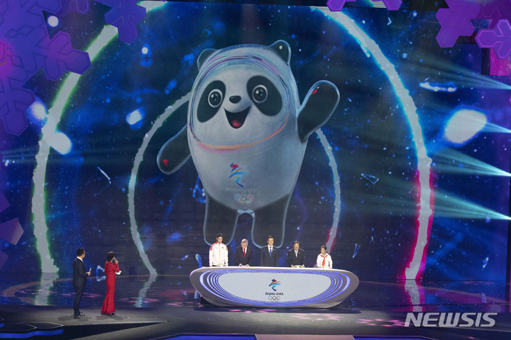 [베이징(중국)=AP/뉴시스]중국이 2022년 베이징 동계올림픽의 상표권 침해 단속에 힘쓸 것이라 밝혔다. 사진은 지난 2019년 베이징 동계올림픽 공식 마스코트 '빙둔둔'을 최초 공개 중인 모습.2021.10.01.