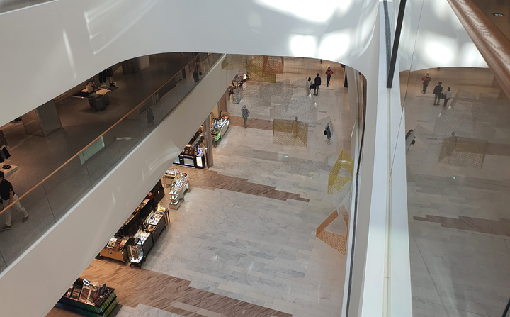 [서울=뉴시스]김정현 기자=백화점 가을 정기 세일이 시작된 1일 오전 개점 30분째인 서울 영등포구 더현대서울이 한산하다. ddobagi@newsis.com *재판매 및 DB 금지