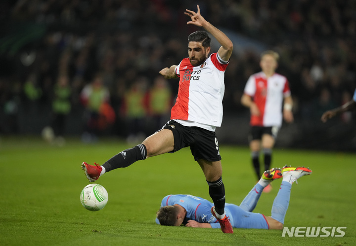 [로테르담=AP/뉴시스]이란 출신 공격수 알리레자 자한바크시. 2021.09.30.