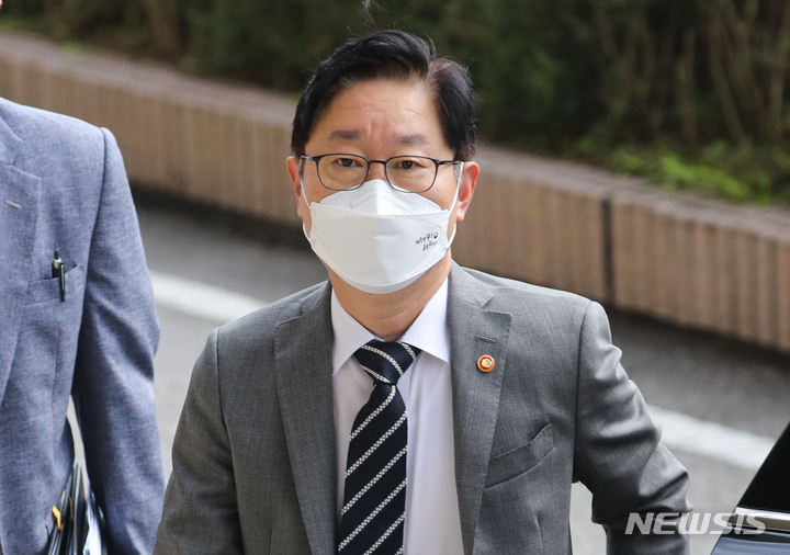 [과천=뉴시스] 권창회 기자 = 박범계 법무부 장관이 지난 1일 오전 경기 과천시 정부과천청사 법무부로 출근하고 있다. 2021.10.01. kch0523@newsis.com