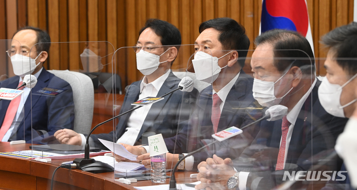 [서울=뉴시스] 최동준 기자 = 김기현 국민의힘 원내대표가 1일 서울 여의도 국회에서 열린 국정감사대책회의에서 발언하고 있다. (공동취재사진) 2021.10.01. photo@newsis.com