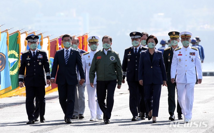[포항=뉴시스] 김진아 기자 = 문재인 대통령과 김정숙 여사가 1일 경북 포항 영일만 해상 마라도함에서 열린 제73주년 국군의 날 기념식에 합동기수단의 도열을 받으며 참석하고 있다. 2021.10.01. bluesoda@newsis.com