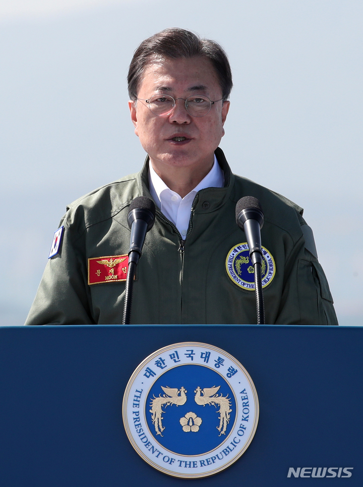 [포항=뉴시스] 김진아 기자 = 문재인 대통령이 1일 경북 포항 영일만 해상 마라도함에서 열린 제73주년 국군의 날 기념식에서 기념사를 하고 있다. 2021.10.01. bluesoda@newsis.com