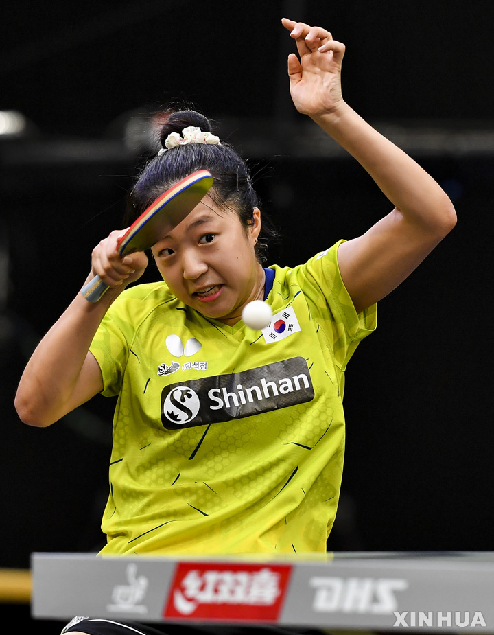 [도하=신화/뉴시스] 신유빈이 9월30일(현지시간) 카타르 도하에서 열린 2021 ITTF-ATU 아시아탁구 선수권대회 단체전 결승전에서 일본의 안도 미나미와 경기하고 있다. 신유빈은 안도에게 1-3(11-9 3-11 6-11 10-12)으로 역전패했고 우승을 노렸던 한국은 일본에 0-3으로 완패하며 은메달에 머물렀다. 2021.10.01.