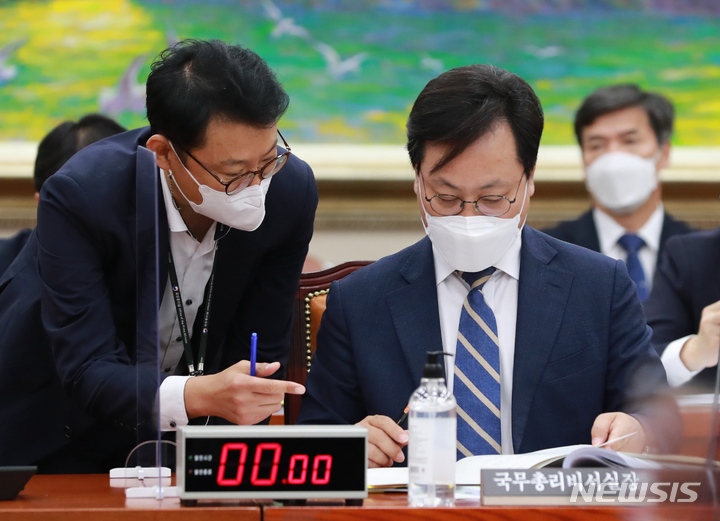 [서울=뉴시스] 최동준 기자 = 오영식 국무총리비서실장이 지난 1일 오전 서울 여의도 국회에서 열린 정무위원회의 국무조정실과 국무총리비서실에 대한 국정감사를 준비하고 있다. (공동취재사진) 2021.10.01. photo@newsis.com