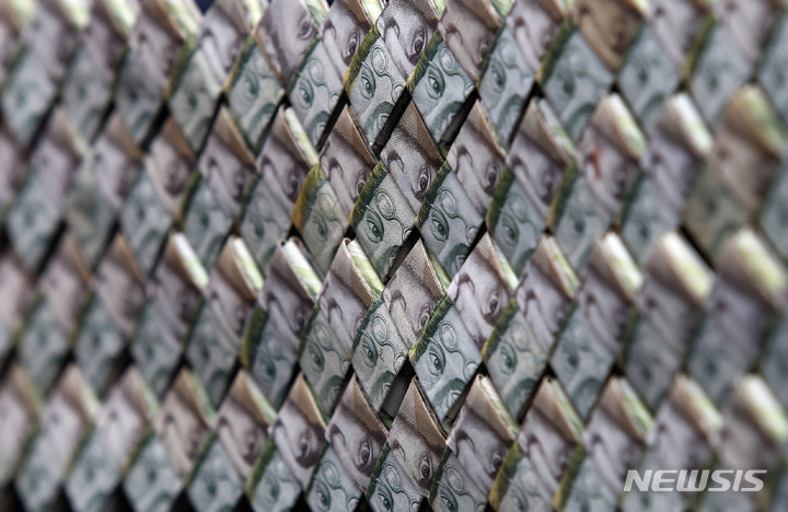 [라파라다(콜롬비아)=AP/뉴시스]2018년 2월22일 베네수엘라 이웃 콜롬비아의 라파라다에서 휴지조각처럼 가치가 없어진 베네수엘라의 볼리바르 화폐를 사용해 만든 지갑의 모습. 세계 최악의 인플레이션으로 화폐가 휴지조각처럼 가치를 잃어버린 베네수엘라가 1일 100만 볼리바르를 1볼리바로로 바꾸는 100만분의 1의 화폐 개혁을 단행한 새 볼리바르 화폐를 선보였다. 2021.10.1