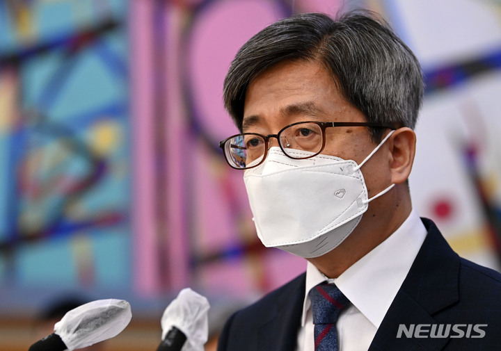 [서울=뉴시스] 국회사진기자단 = 김명수 대법원장이 1일 서울 서초구 대법원에서 열린 국회 법제사법위원회 대법원(법원행정처), 사법연수원 등에 대한 국정감사에서 인사말을 하고 있다. 2021.10.01. photo@newsis.com