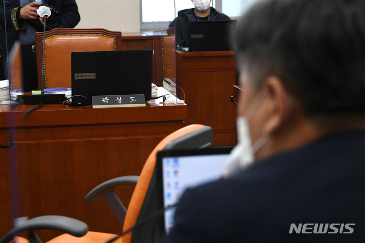 [서울=뉴시스] 최동준 기자 = 1일 서울 여의도 국회 교육위원회에서 열린 교육부, 국사편찬위원회 등에 대한 국정감사에서 곽상도 의원이 불참해 의석이 비어 있다. (공동취재사진) 2021.10.01. photo@newsis.com