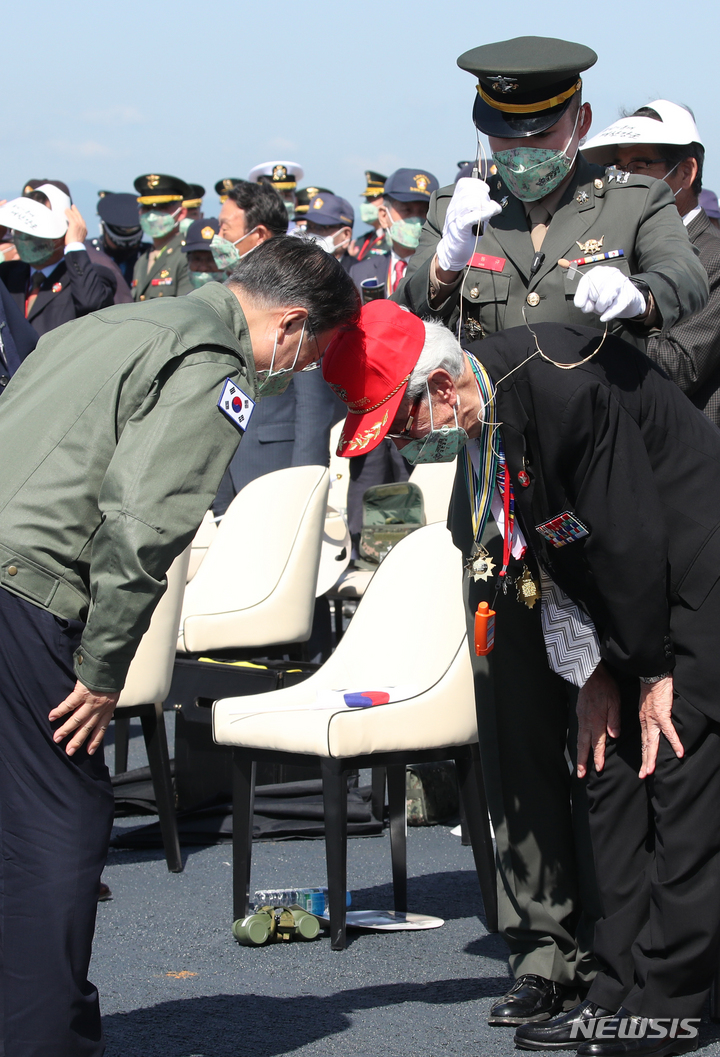 [포항=뉴시스] 김진아 기자 = 문재인 대통령이 1일 경북 포항 영일만 해상 마라도함에서 열린 제73주년 국군의 날 기념식에서 해병대 1기 이봉식 옹에게 인사하고 있다. 2021.10.01. bluesoda@newsis.com