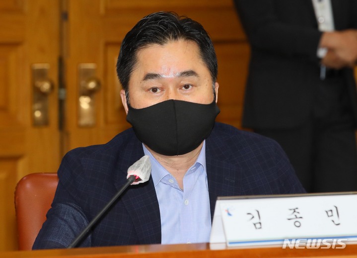[서울=뉴시스] 국회사진기자단 = 2021년 국정감사가 시작된 1일 서울 서초구 대법원에서 열린 국회 법제사법위원회의 대법원(법원행정처), 사법연수원 등에 대한 국정감사에서 더불어민주당 김종민 의원이 질의하고 있다. 2021.10.01. photo@newsis.com