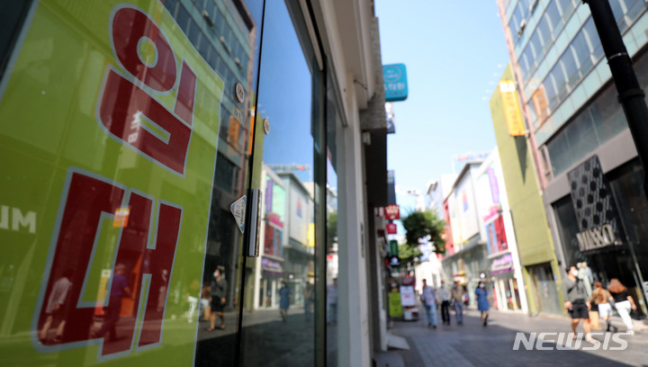 [서울=뉴시스] 추상철 기자 = 서울 중구 명동거리 상가에는 임대문구가 부착돼 있다. 2021.10.01. scchoo@newsis.com