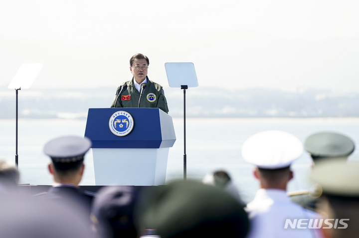 [포항=뉴시스] 김진아 기자 = 문재인 대통령이 1일 경북 포항 영일만 해상 마라도함에서 열린 제73주년 국군의 날 기념식에서 기념사를 하고 있다. 2021.10.01. bluesoda@newsis.com