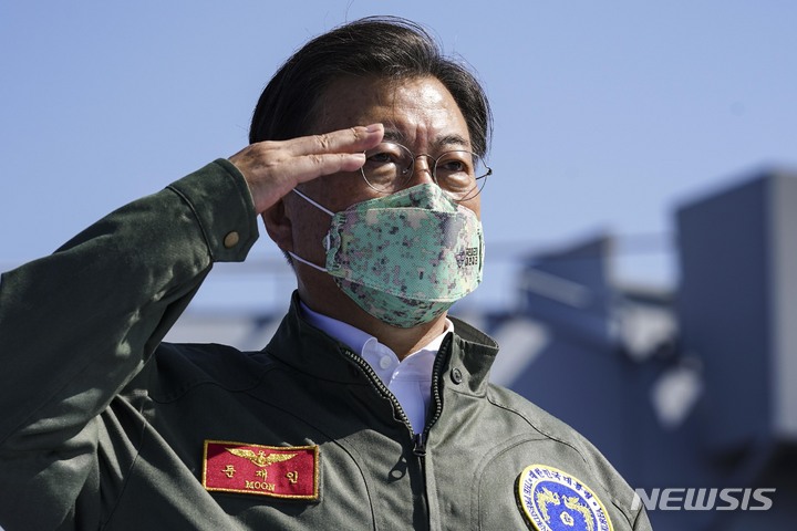 [포항=뉴시스] 김진아 기자 = 문재인 대통령이 지난 1일 경북 포항 영일만 해상 마라도함에서 열린 제73주년 국군의 날 기념식에서 경례하고 있다. 2021.10.01. bluesoda@newsis.com