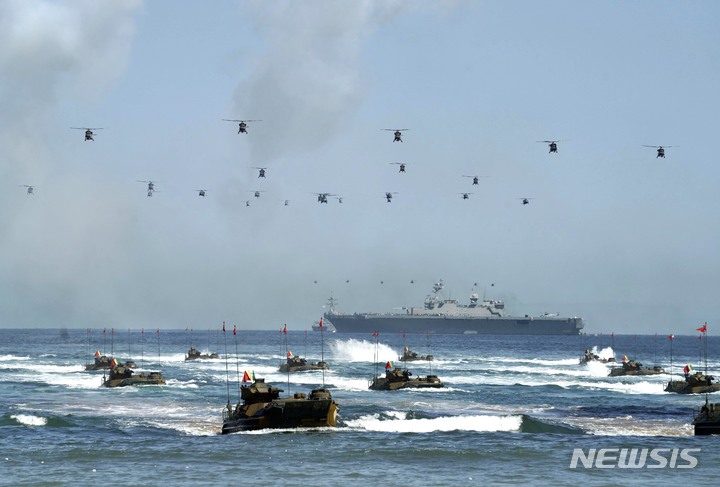 [포항=뉴시스] 김진아 기자 = 1일 오전 경북 포항 도구해안에서 제73주년 국군의 날을 기념해 실시된 합동상륙작전(작전명: Peacemaker) 시연 행사에서 해병대원들이 KAAV(한국형상륙돌격장갑차)로 상륙하고 있다. 2021.10.01. bluesoda@newsis.com