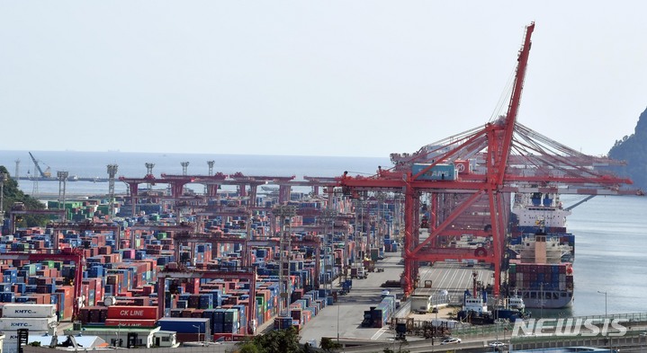 [부산=뉴시스] 하경민 기자 = 산업통상자원부는 9월 수출이 전년 동월 대비 16.7% 늘어난 558억3000만 달러를 기록, 무역통계가 집계되기 시작한 1956년 이후 65년 만에 최고치를 달성했다고 밝혔다. 1일 부산 남구 신선대부두에서 컨테이너 선적·하역작업이 진행되고 있다. 2021.10.01. yulnetphoto@newsis.com