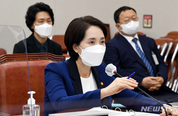 [서울=뉴시스] 최동준 기자 = 지난달 1일 국회에서 열린 교육부 국정감사에서 유은혜 사회부총리 겸 교육부 장관이 의원들의 질의에 답변 하고 있다. (공동취재사진) 2021.11.01. photo@newsis.com