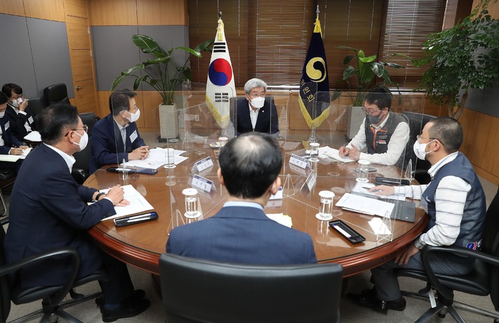 [서울=뉴시스] 고승범 금융위원장이 1일 서울 종로구 정부서울청사에서 금융권 박홍배 금융산업노조 위원장, 이재진 사무금융노조 위원장, 김광수 은행연합회장, 나재철 금융투자협회장과 간담회를 하고 있다. (사진=금융위원회 제공) 2021.10.01. photo@newsis.com *재판매 및 DB 금지