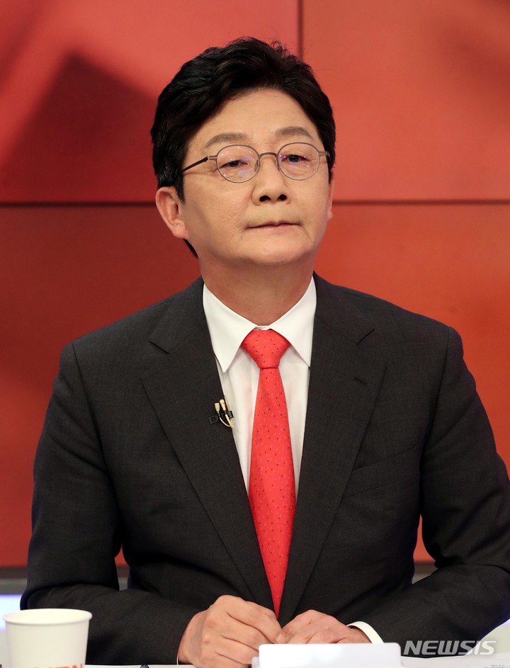 [서울=뉴시스] 국회사진기자단 = 유승민 국민의힘 대선 경선 예비후보가 1일 서울 중구 매경미디어센터에서 열린 대선 경선 5차 방송토론회 준비를 하고 있다. 2021.10.01. photo@newsis.com