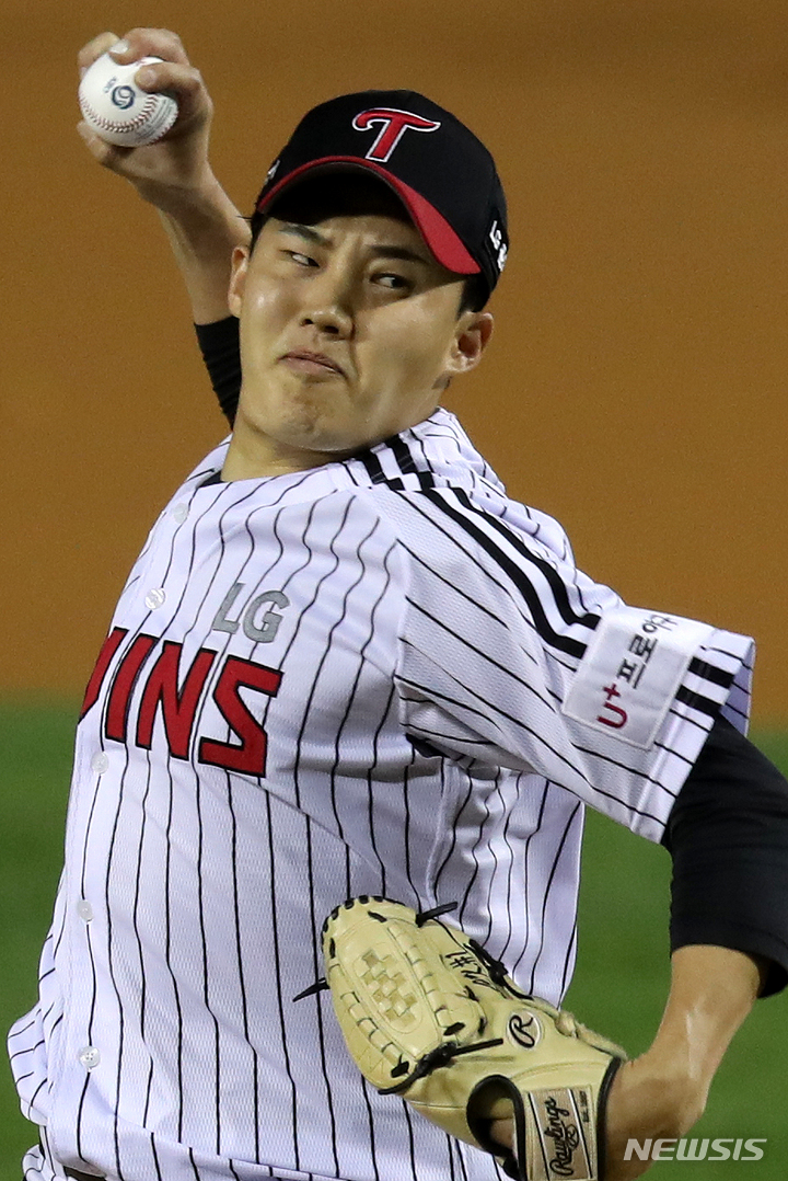 [서울=뉴시스] 조성우 기자 = 1일 오후 서울 송파구 잠실야구장에서 열린 2021 신한은행 SOL KBO리그 두산 베어스와 LG 트윈스 경기, LG 선발투수 임찬규가 역투하고 있다. 2021.10.01. xconfind@newsis.com