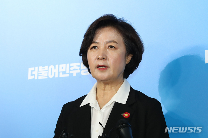 [제주=뉴시스] 우장호 기자 = 더불어민주당 추미애 대선경선후보가 지난 1일 오후 제주시 오등동 호텔난타에서 열린 민주당 대선 후보 선출을 위한 제주 합동연설회를 마치고 기자들의 질문에 답변하고 있다. 2021.10.01. woo1223@newsis.com