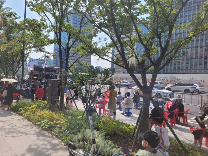 [서울=뉴시스]정유선기자=서울 광화문 교보빌딩 앞에서 이동욱 경기의사협회장이 주도하는 '정치방역 중단 촉구 및 코로나 감염 예방 강연회'가 열렸다. 2021. 10. 2. *재판매 및 DB 금지