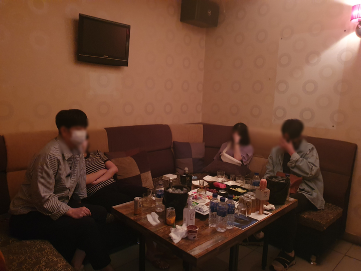 [서울=뉴시스]정유선기자=서울 수서경찰서는 2일 오전 1시15분께 강남구 대치동의 한 여성 전용 유흥업소를 단속해 업주와 종업원, 손님 수십여명을 감염병예방법 위반 혐의로 입건했다. 2021. 10. 2 (사진= 서울 수서경찰서 제공) *재판매 및 DB 금지