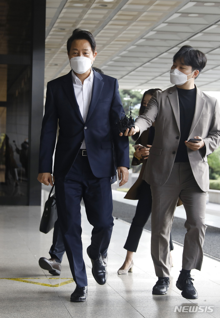 [서울=뉴시스] 고승민 기자 = 파이시티 관련 허위사실 유포 혐의(공직선거법 위반)을 받는 오세훈 서울시장이 피의자 신분으로 조사를 받기 위해 2일 서울중앙지방검찰청으로 출석하고 있다. 파이시티 의혹은 서울 양재동 부근 약 3만평 가량의 대지 위에 백화점과 업무 시설 등을 건설하는 복합유통센터 개발을 허가하는 과정에서 각종 특혜비리 의혹이 불거진 사건이다. 오 시장은 보궐선거 후보로 나섰던 한 토론회에서 이 사건과 관련해 "제가 재직하던 시절에 서울시와 관계되는 사건은 아닐 것이다. 제 임기 중 인허가한 사건은 아닌 것 같다"는 발언으로 한 시민단체로부터 공직선거법상 허위사실 공표 혐의로 고발된 바 있다. 2021.10.02. kkssmm99@newsis.com