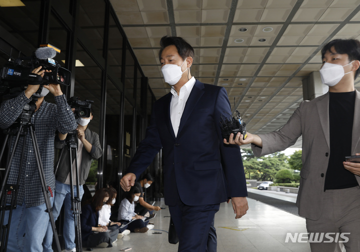 [서울=뉴시스] 고승민 기자 = 파이시티 관련 허위사실 유포 혐의(공직선거법 위반)을 받는 오세훈 서울시장이 피의자 신분으로 조사를 받기 위해 지난 2일 서울중앙지방검찰청으로 출석하고 있다. 2021.10.02. kkssmm99@newsis.com