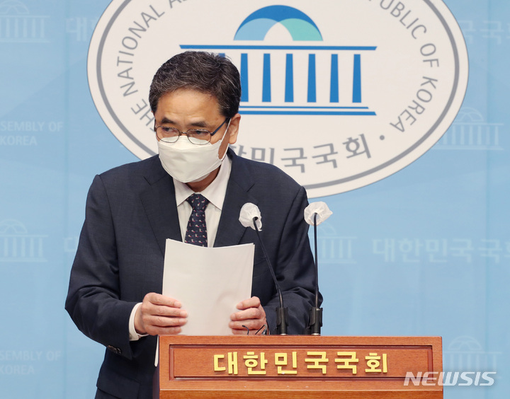 [서울=뉴시스] 최동준 기자 = 국민의힘을 탈당한 곽상도 의원이 지난 2일 서울 여의도 국회 소통관에서 아들의 '화천대유 퇴직금 50억 원' 논란과 관련 기자회견을 마치고 이동하고 있다. (공동취재사진) 2021.10.02. photo@newsis.com