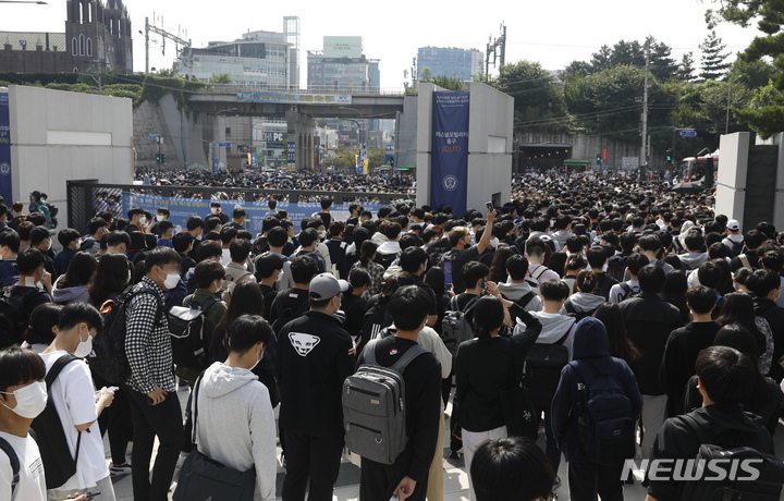 [서울=뉴시스] 고승민 기자 = 지난 10월2일 서울 연세대학교 신촌캠퍼스에서 2022학년도 자연계열 논술고사를 마친 수험생들이 학교를 나서고 있다. 2021.10.02. kkssmm99@newsis.com