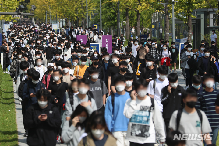 [서울=뉴시스] 고승민 기자 = 서울 연세대학교 신촌캠퍼스에서 2022학년도 자연계열 논술고사를 마친 수험생들이 학교를 나서고 있다. 2021.10.02. kkssmm99@newsis.com