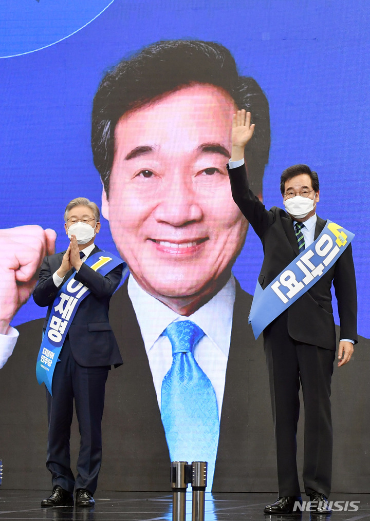 [부산=뉴시스] 하경민 기자 =더불어민주당 대선 후보 선출을 위한 부산·울산·경남 경선대회가 열린 2일 오후 부산 동구 부산항컨벤션센터에서 이낙연 후보가 합동연설에 앞서 손을 들어 인사하고 있다. 2021.10.02. yulnetphoto@newsis.com