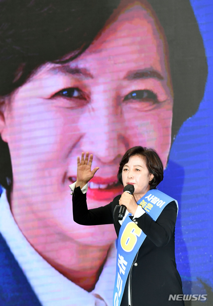 [부산=뉴시스] 하경민 기자 = 더불어민주당 대선 후보 선출을 위한 부산·울산·경남 합동연설회가 열린 2일 오후 부산 동구 부산항컨벤션센터에서 추미애 후보가 지지를 호소하는 연설을 하고 있다. 2021.10.02. yulnetphoto@newsis.com