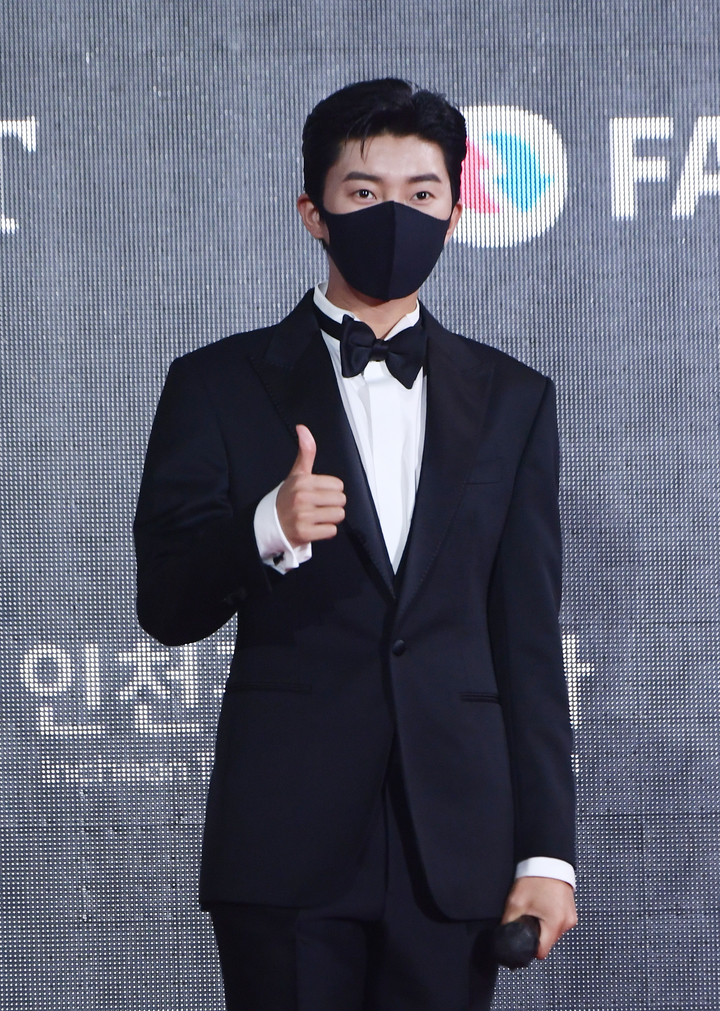 [서울=뉴시스] 추상철 기자 = 임영웅이 2일 오후 온라인 생중계로 열린 '2021 더팩트 뮤직 어워즈(TMA)' 레드카펫 행사에 참석해 포즈를 취하고 있다. (사진= 더팩트 뮤직 어워즈 제공) 2021.10.02. photo@newsis.com *재판매 및 DB 금지