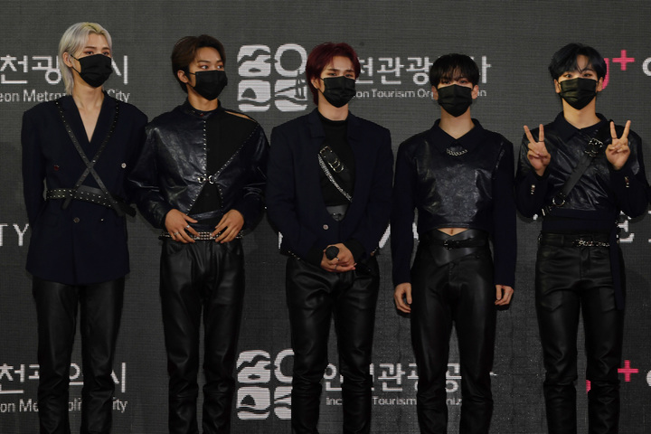 [서울=뉴시스] 추상철 기자 = 크래비티가 지난 2일 오후 온라인 생중계로 열린 '2021 더팩트 뮤직 어워즈(TMA)' 레드카펫 행사에 참석해 포즈를 취하고 있다. (사진= 더팩트 뮤직 어워즈 제공) 2021.10.02. photo@newsis.com *재판매 및 DB 금지