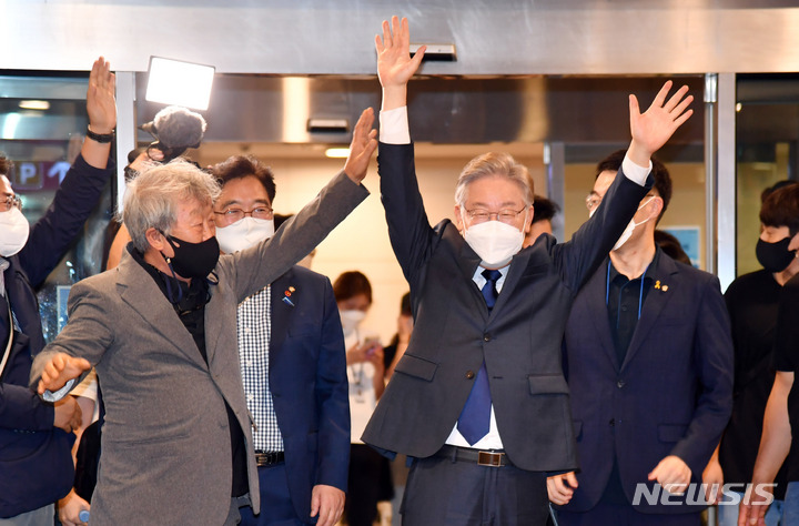 [부산=뉴시스] 하경민 기자 = 더불어민주당 대선 후보 선출을 위한 부산·울산·경남 경선대회가 열린 2일 오후 부산 동구 부산항컨벤션센터에서 이재명 후보가 부울경 지역 과반 승리를 거둔 뒤 이동하기에 앞서 지지자들에게 손을 들어 인사하고 있다. 2021.10.02. yulnetphoto@newsis.com