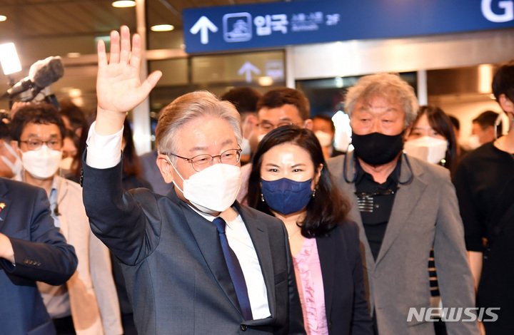 [부산=뉴시스] 하경민 기자 =더불어민주당 대선 후보 선출을 위한 부산·울산·경남 경선대회가 열린 2일 오후 부산 동구 부산항컨벤션센터에서 이재명 후보가 부울경 지역 과반 승리를 거둔 뒤 이동하기에 앞서 지지자들에게 손을 들어 인사하고 있다. 2021.10.02. yulnetphoto@newsis.com