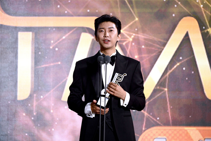 [서울=뉴시스] 추상철 기자 = 임영웅이 2일 오후 인천 중구 파라다이스시티 호텔 플라자에서 열린 '2021 더팩트 뮤직 어워즈(TMA)'에서 '팬앤스타최애상'을 수상한 후 소감을 밝히고 있다. (사진= 더팩트 뮤직 어워즈 제공) 2021.10.02. photo@newsis.com *재판매 및 DB 금지