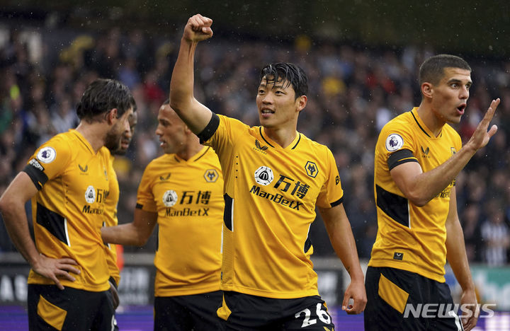 [울버햄튼=AP/뉴시스]황희찬은 2일(한국시간) 이날 뉴캐슬과의 2021~2022시즌 EPL 7라운드 홈 경기에서 시즌 2호 3호 멀티골을 뽑았다. 2021.10.3 