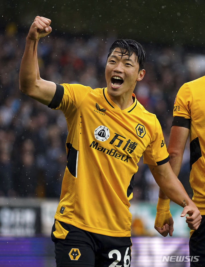 [울버햄프턴=AP/뉴시스] 울버햄프턴 원더러스의 황희찬이 2일(현지시간) 영국 울버햄프턴의 몰리뉴 경기장에서 열린 2021~22 잉글랜드 프리미어리그(EPL) 7라운드 뉴캐슬 유나이티드와의 경기 전반 20분 선제골을 넣고 환호하고 있다. 황희찬은 후반 13분에도 결승 골 등 멀티골을 기록하며 팀의 2-1 승리를 이끌었다. 2021.10.03. 