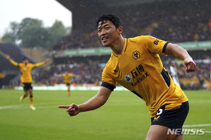 [울버햄튼=AP/뉴시스]황희찬은 2일(한국시간) 이날 뉴캐슬과의 2021~2022시즌 EPL 7라운드 홈 경기에서 시즌 2호 3호 멀티골을 뽑아내며 최고의 활약을 펼쳤다. 2021.10.3 