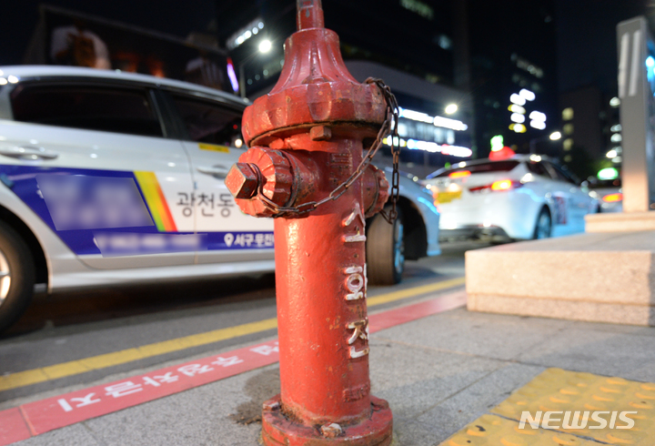 [광주=뉴시스] 김혜인 기자 = 1일 오후 광주 동구 금남로 한 소화전 주정차금지구역에 택시들이 늘어섰다. 2021.10.03.hyein0342@newsis.com