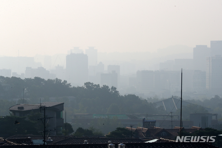 [서울=뉴시스] 배훈식 기자 = 전국 내륙 곳곳에 짙은 안개가 낀 지난해 10월3일 서울 종로구 인왕산 자락길에서 바라본 서울 도심이 안개속에 흐려져 있다. 2021.10.03. dahora83@newsis.com