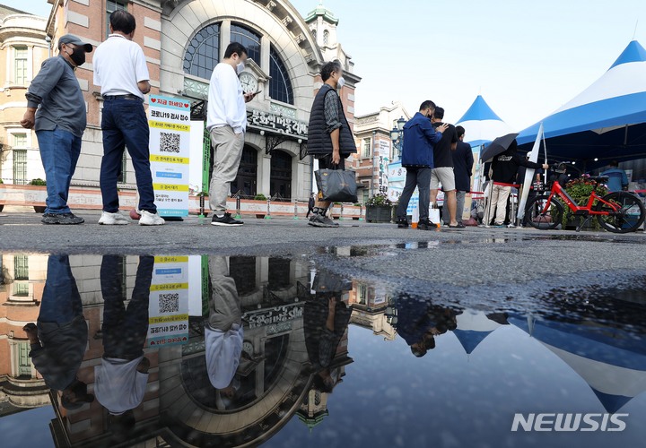 [서울=뉴시스] 백동현 기자 = 3일 오전 서울 중구 서울역광장에 마련된 선별진료소에서 시민들이 검사를 받기 위해 대기하고 있다. 2021.10.03. livertrent@newsis.com