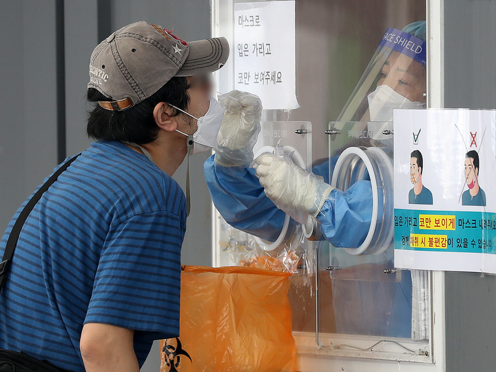 [서울=뉴시스] 백동현 기자 = 지난 3일 오전 서울 중구 서울역광장에 마련된 선별진료소에서 의료진이 검체를 채취하고 있다. 2021.10.03. livertrent@newsis.com