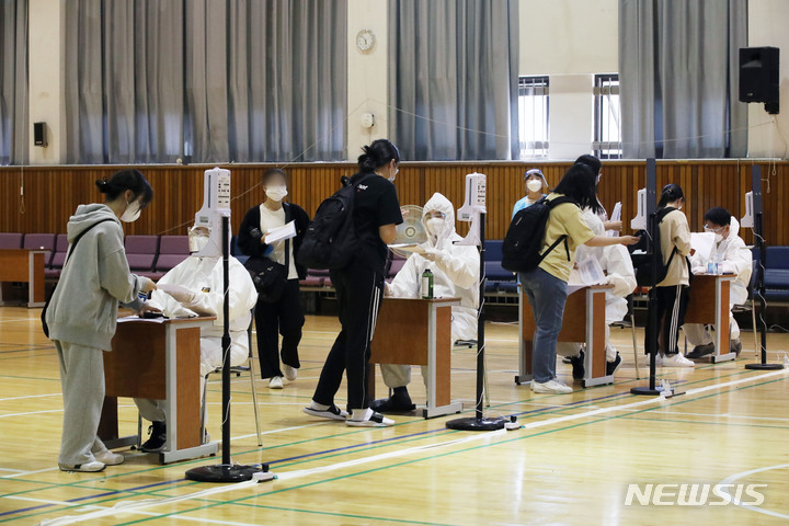 [서울=뉴시스] 박미소 기자 = 성신여자대학교 2022학년도 수시모집 논술고사가 치러진 지난달 3일 오전 서울 성북구 성신여대 입구에서 수험생들이 고사장을 향해 들어가고 있다. 2021.11.19. misocamera@newsis.com