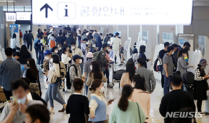 [서울=뉴시스] 홍효식 기자 = 개천절 연휴인 3일 오전 서울 강서구 김포공항 국내선 청사에서 여행객들로 붐비고 있다. 2021.10.03. yesphoto@newsis.com