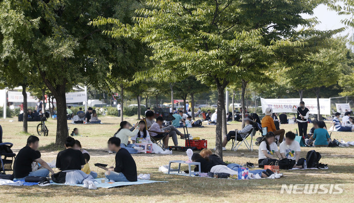 [서울=뉴시스] 서울 여의도 한강공원에서 시민들이 피크닉을 즐기고 있다. (사진=뉴시스 DB). photo@newsis.com