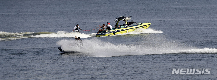 [서울=뉴시스] 홍효식 기자 = 서울 낮 최고기온이 28도까지 오르면서 늦더위 날씨를 보인 3일 오후 서울 여의도 한강공원 인근에서 시민들이 레저스포츠를 즐기고 있다. 2021.10.03. yesphoto@newsis.com